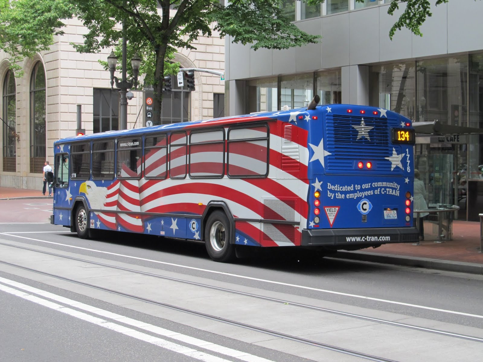 Bus america. Американский автобус дальнего следования. Разноцветный автобус американский. Американские автобусы Redline. Достопримечательности Америки автобус.